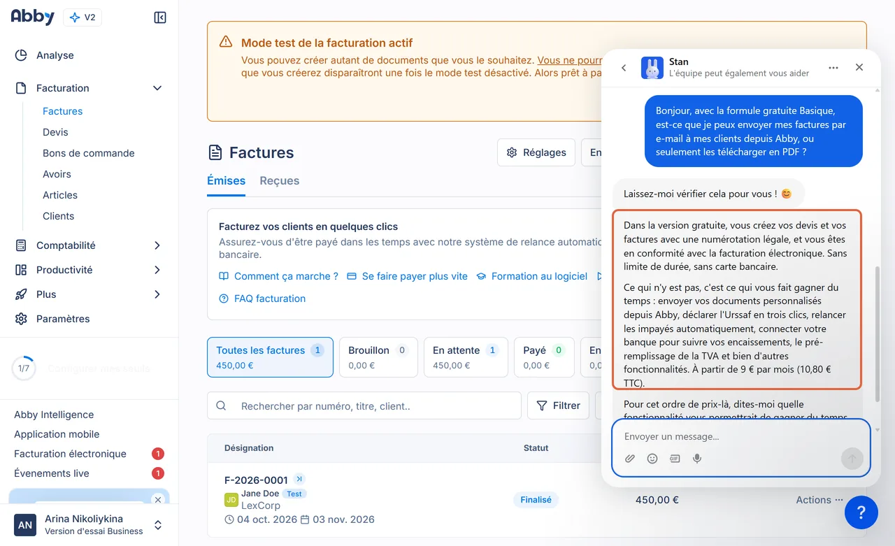 Conversation dans le chat d'Abby : ma question sur l'envoi des factures par e-mail avec la formule Basique et la réponse de l'assistant Stan encadrée, qui liste ce que la version gratuite ne fait pas et indique à partir de 9 € par mois, 10,80 € TTC