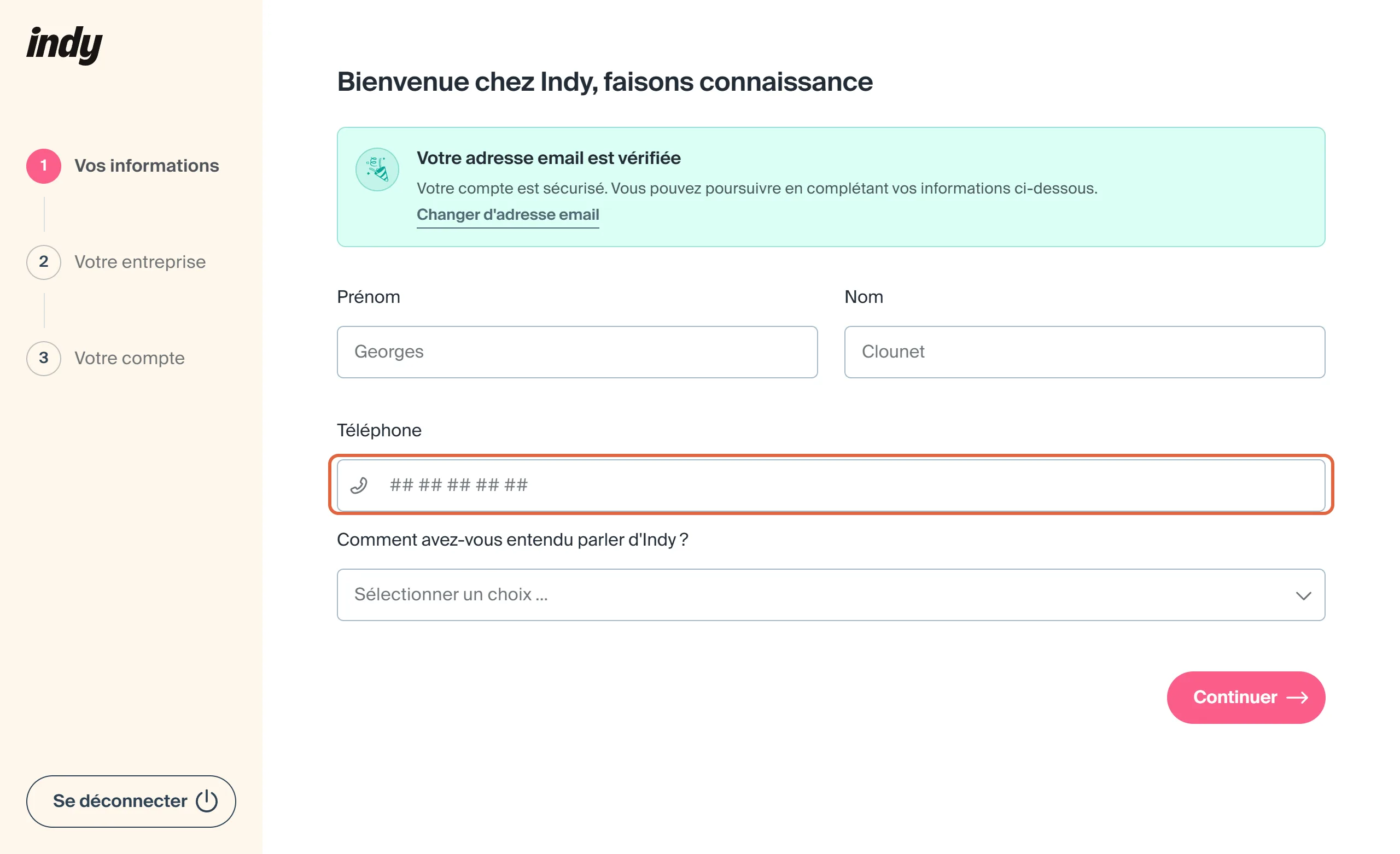 Écran Bienvenue chez Indy, faisons connaissance, avec les champs prénom, nom, le champ téléphone encadré avec son masque à dix chiffres, et la liste Comment avez-vous entendu parler d'Indy