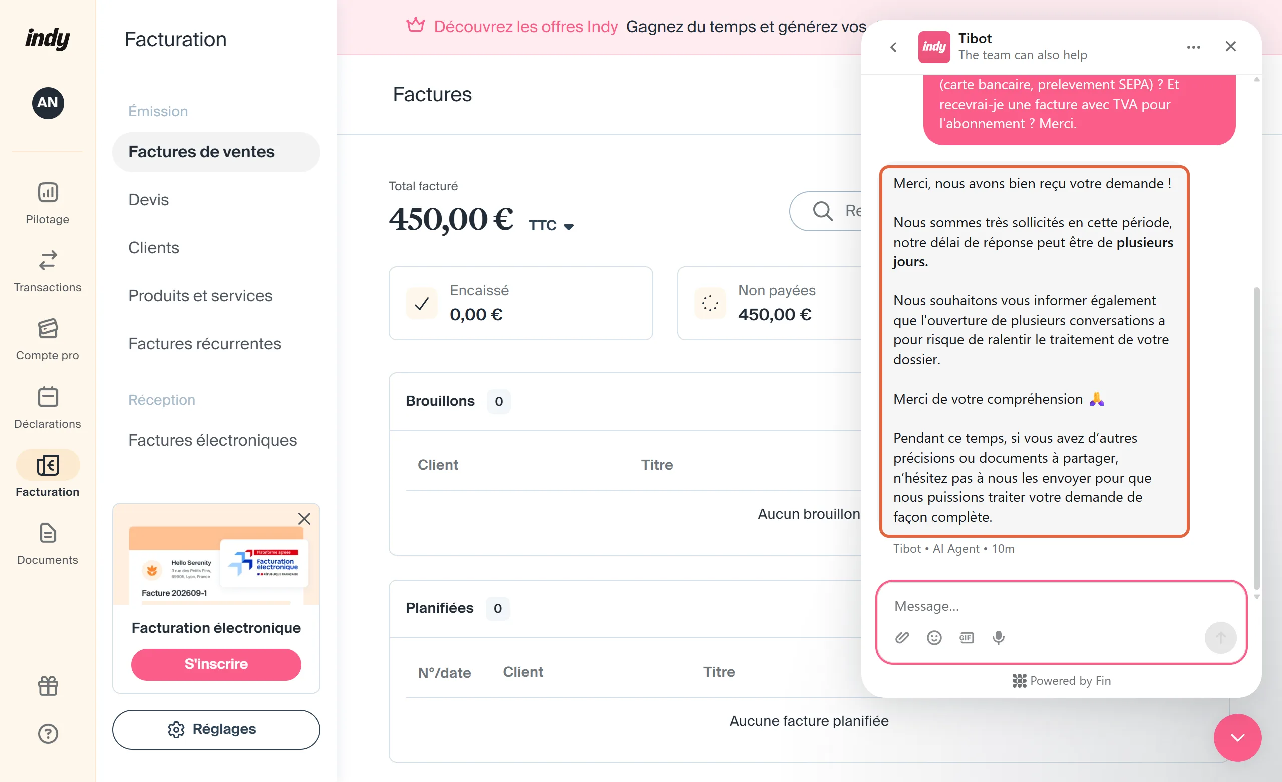 Chat du compte Indy avec l'assistant Tibot, ma question sur les moyens de paiement et la facture, et la réponse automatique encadrée : nous sommes très sollicités en cette période, notre délai de réponse peut être de plusieurs jours