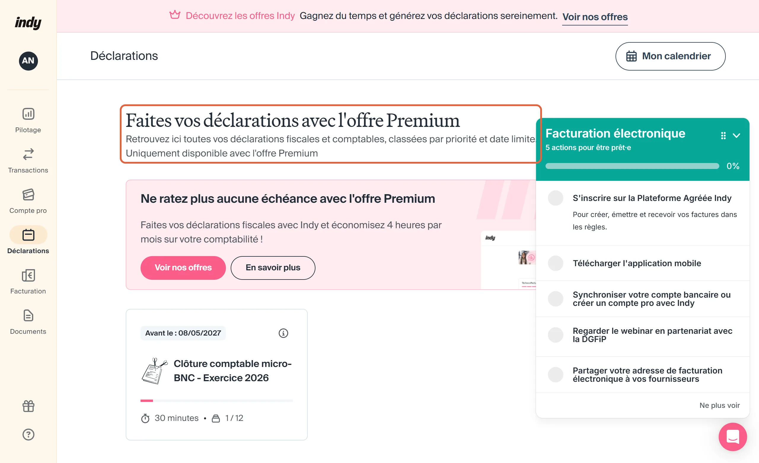 Rubrique Déclarations d'un compte Indy Essentiel, avec le titre Faites vos déclarations avec l'offre Premium et la mention Uniquement disponible avec l'offre Premium encadrés, une carte Clôture comptable micro-BNC Exercice 2026 avant le 08/05/2027 et un panneau Facturation électronique, 5 actions pour être prêt·e