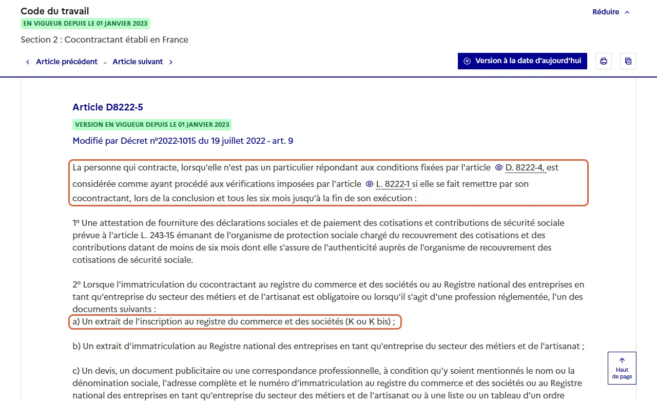 Article D8222-5 du code du travail sur Légifrance : le premier paragraphe encadré prévoit la remise des documents lors de la conclusion du contrat et tous les six mois, le second encadré cite l’extrait K ou K bis