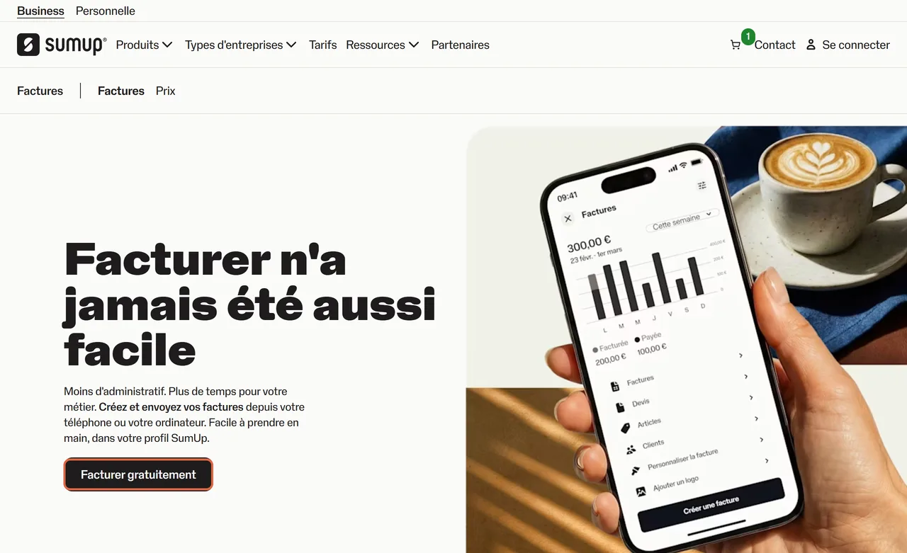 Page Factures du site SumUp, Facturer n'a jamais été aussi facile, avec un téléphone affichant la liste des factures et le bouton encadré Facturer gratuitement