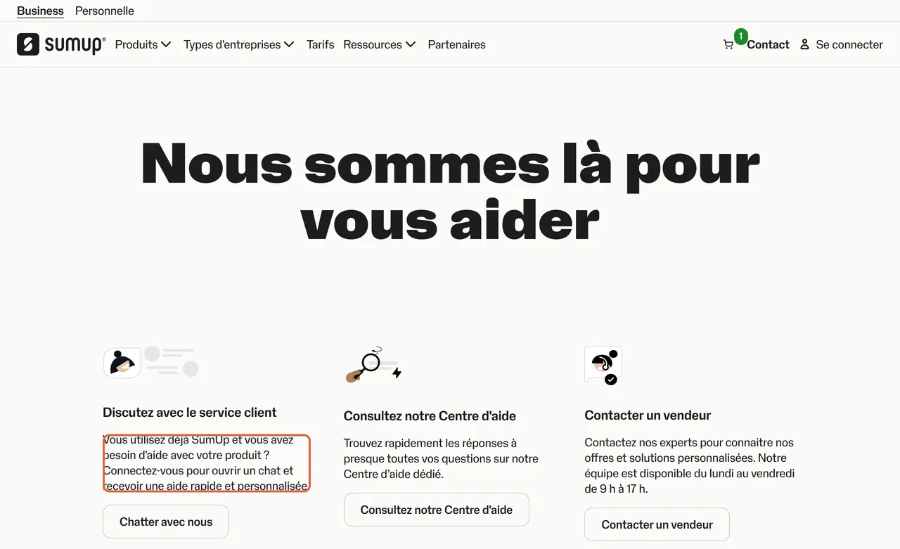Page de contact de SumUp, Nous sommes là pour vous aider, avec trois colonnes : Discutez avec le service client, encadrée, qui demande de se connecter pour ouvrir un chat ; Consultez notre Centre d'aide ; Contacter un vendeur, disponible du lundi au vendredi de 9 h à 17 h