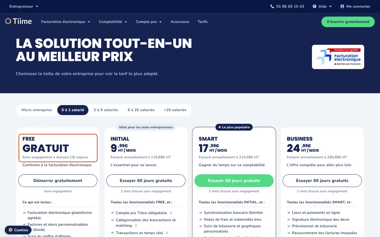 Page des tarifs de Tiime, onglet 0 à 1 salarié, avec les formules Free, Initial à 9,99 €, Smart à 17,99 € et Business à 24,99 € HT par mois ; la mention Gratuit, sans engagement, aucune CB requise de la formule Free est encadrée