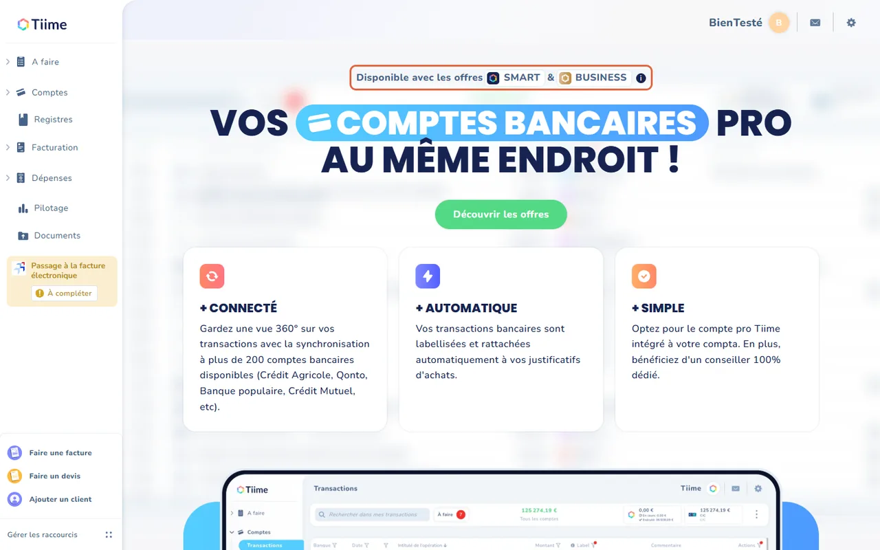 Écran affiché dans le compte Tiime gratuit à l'ouverture du menu Comptes : Vos comptes bancaires pro au même endroit, avec la ligne encadrée Disponible avec les offres Smart et Business et le bouton Découvrir les offres